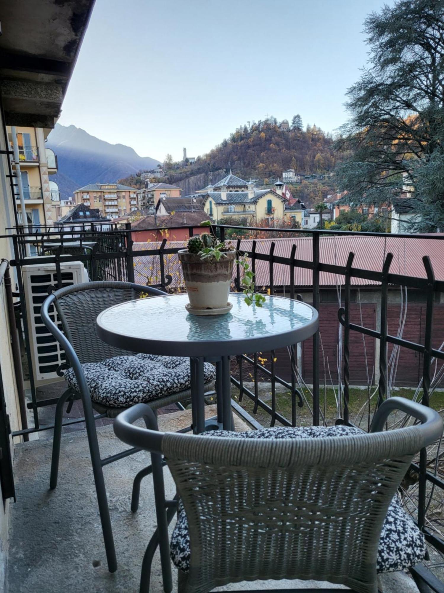 Alloggio Delizioso Domodossola Rooms Exterior foto